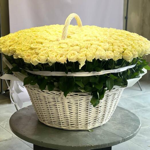 Корзина с цветами Розы 401 Белая WHITE LUXURY QUEENS