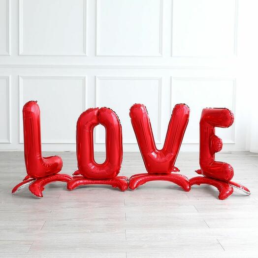 Надпись-гирлянда из воздушных шаров LOVE в надутом виде на подставке
