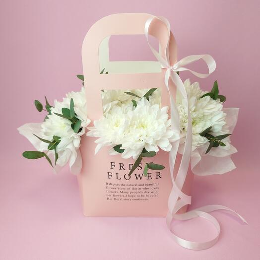 Сумочка с белыми хризантемами и эвкалиптом