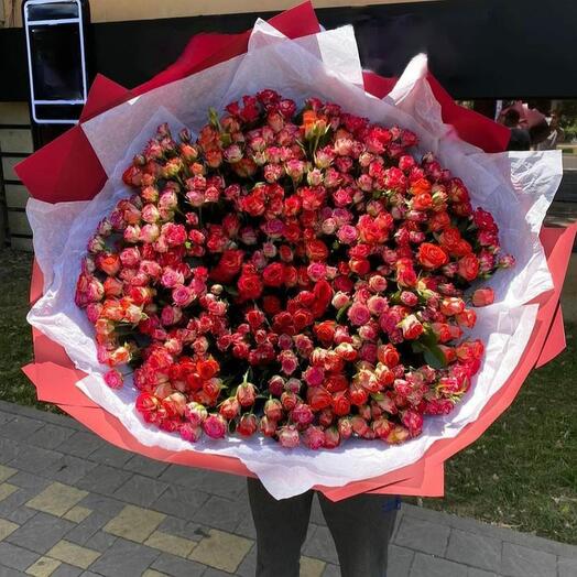 Огромный букет кустовых роз