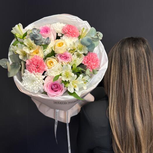 Красивый букет из кустовых и одноголовых роз и стойких альстромерий