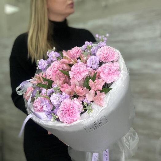 Воздушный букет с диантусами и альстромерией