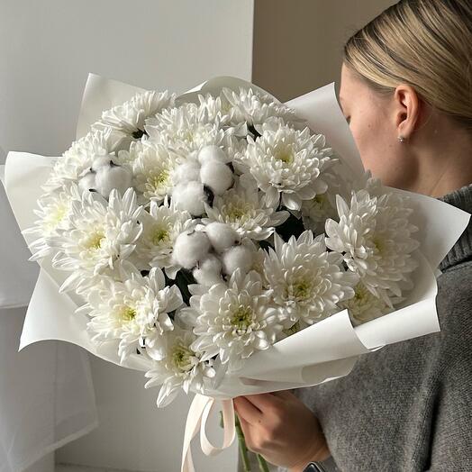 Bouquet "BELLE" M con crisantemos de arbusto y algodón