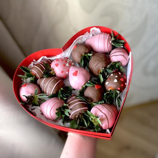 Сердце с клубникой в шоколаде