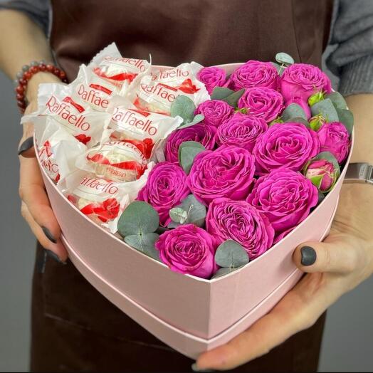 Пионовидные кустовые розы и конфеты Raffaello в коробке сердце