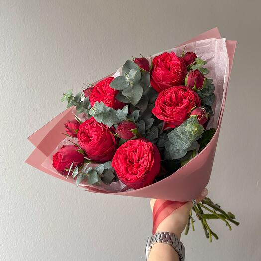 Яркий букет с пионовидными розами Red Piano