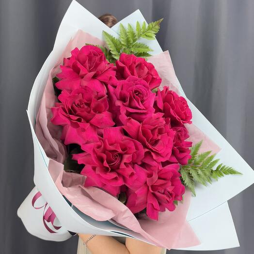 9 ажурных малиновых роз