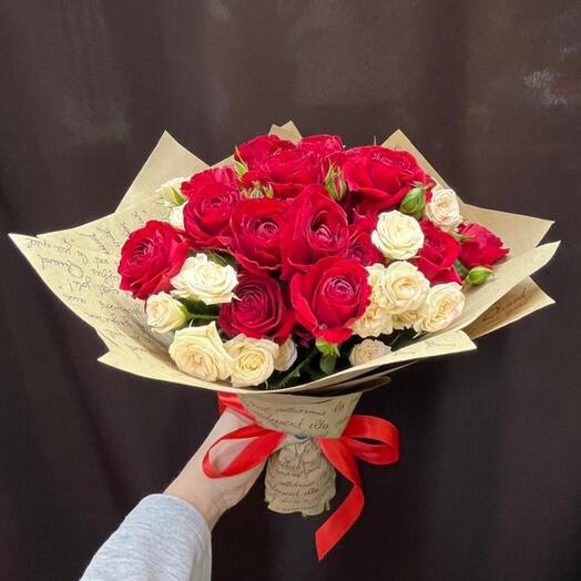 Bouquet of bush roses reb bubbles and cream