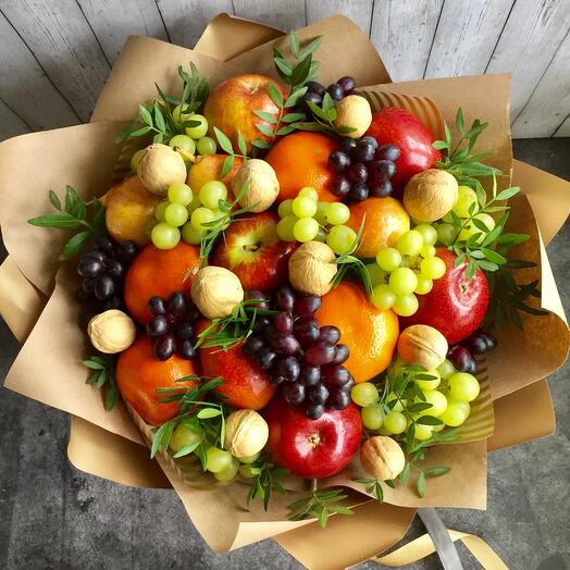 Букет из спелых сочных фруктов