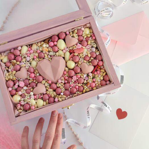 Ataúd CORAZÓN con chocolate, frutos secos tropicales y nueces