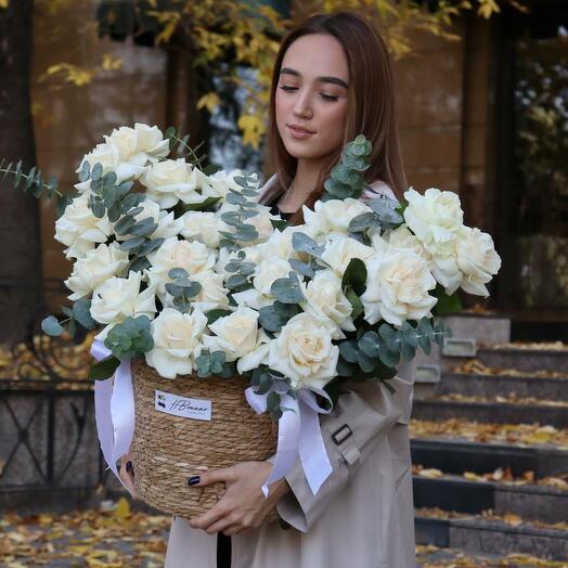 Белые розы в кашпо