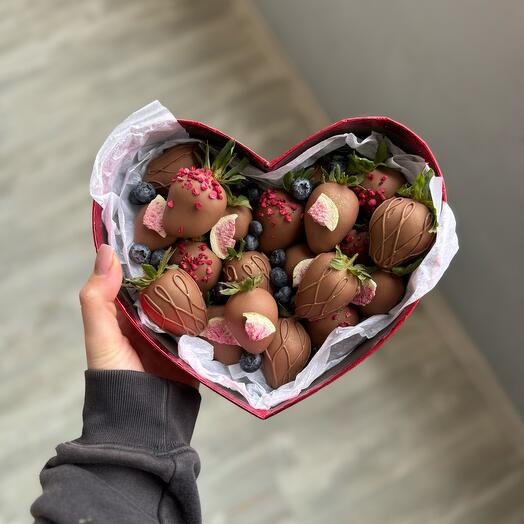 Клубника в шоколаде 20-25 шт в коробке Сердца