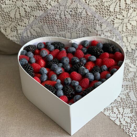 Сердце из ягод клубники, малины, голубики в подарок 🎁 на 8 марта