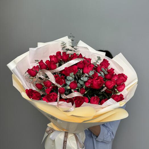 Букет из красных кустовых роз и эвкалипта