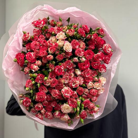 Яркий букет из розово-белых кустовых роз