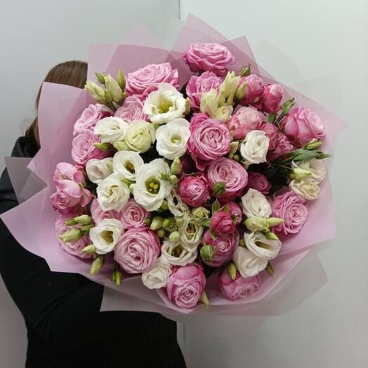 Bouquet of eustoma and peony-shaped bush roses