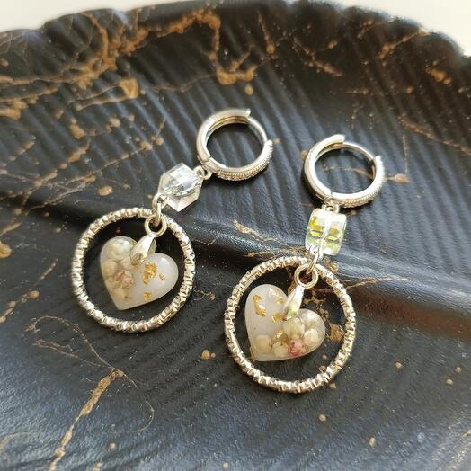 Серьги с подвесками сердечками и сухоцветами