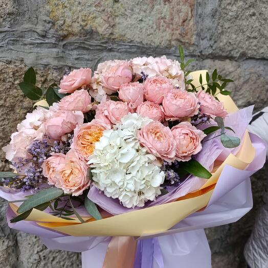 Букет в лавандовые тонах с гортензией и пионовидной розой
