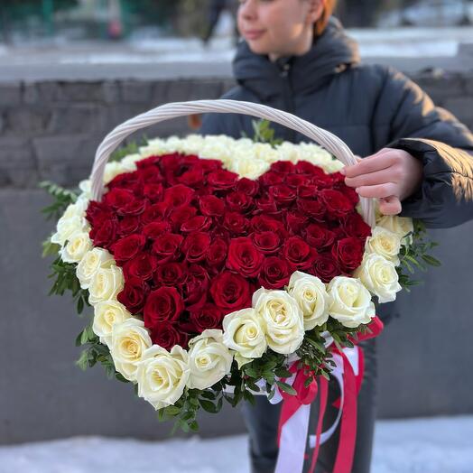 Корзина с розами сердце