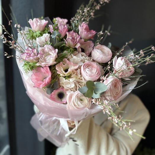 Авторский букет из гортензии, анемонов, ранункулюсов и генисты «Весеннее настроение»