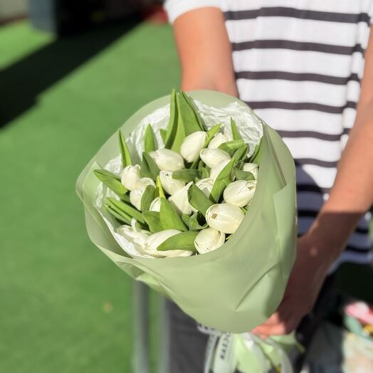 21 White Tulips