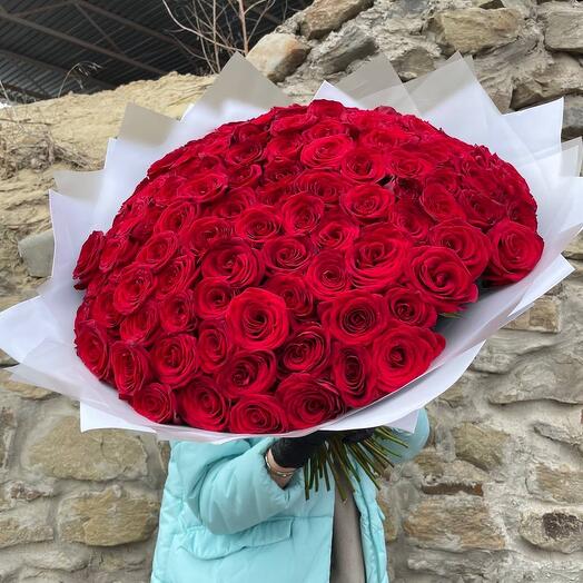 101 роза в белой упаковке