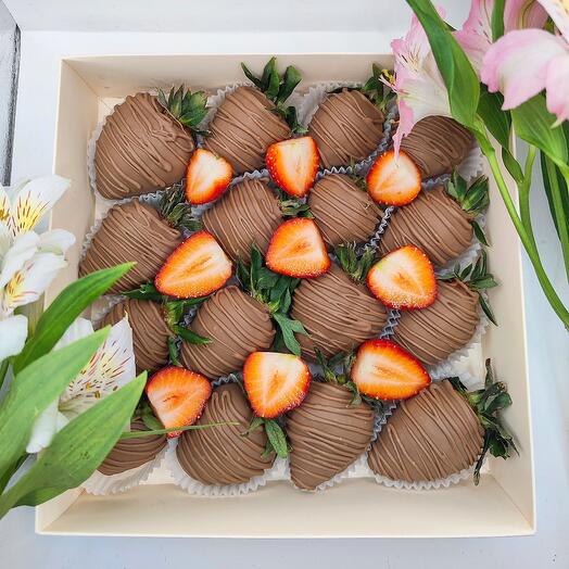 🍓 T12: клубника в шоколаде с дополнительной свежей клубникой 16-20 ягод
