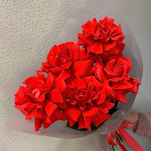 Монобукет из 5 алых французских роз сорта Нина