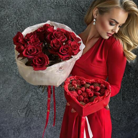 Комбо цветы и клубника любимой девушке