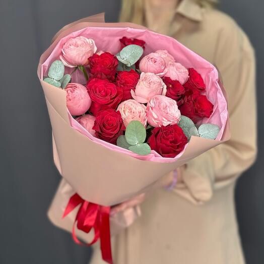 Букет розовых и красных роз