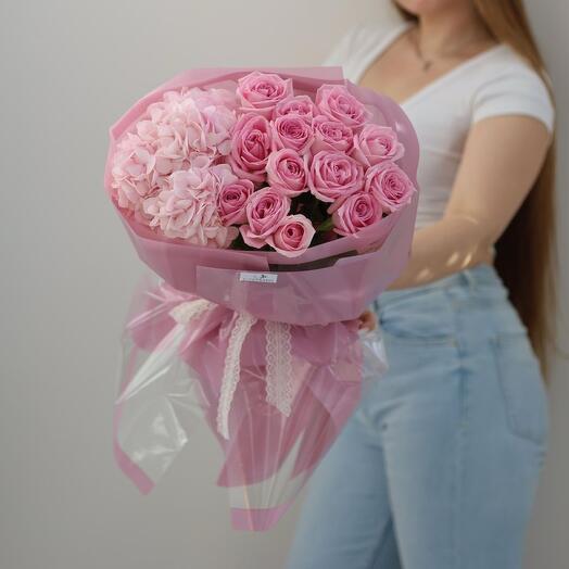 Розовый букет с гортензией и розами