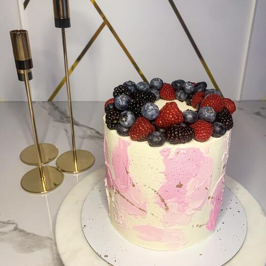 Торт с ягодным венком и абстрактными мазками