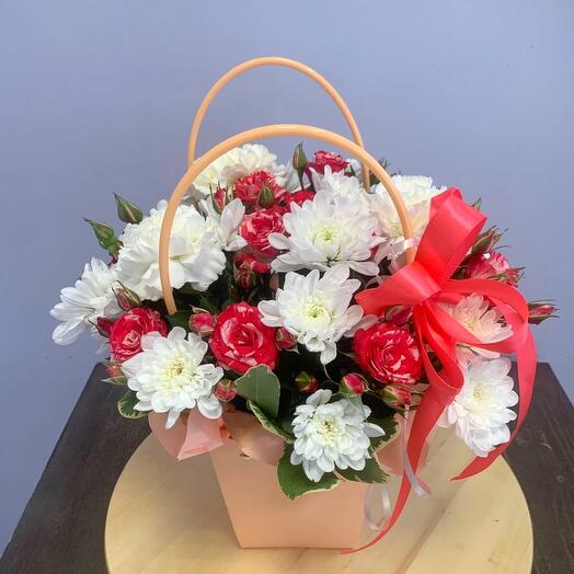 Сумочка с кустовыми розами, хризантемами и диантусом