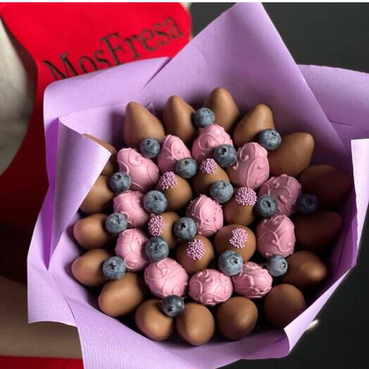 Bouquet of strawberries in chocolate "Blueberry delight"