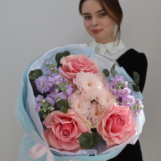 Нежный букет с маттиолой и розами