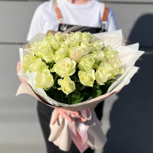 Монобукет из 25 белых роз с ковылем