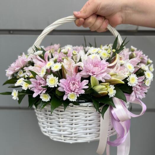 Пионовидные лилии в корзине весеннего для любимой маме💝( лили белые , хризантема розовая)