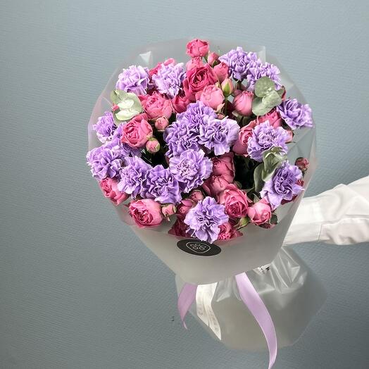 Букет Calmar Flowers из кустовой пионовидной розы и диантуса (CF142)
