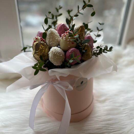Шляпная коробка с клубникой в шоколаде