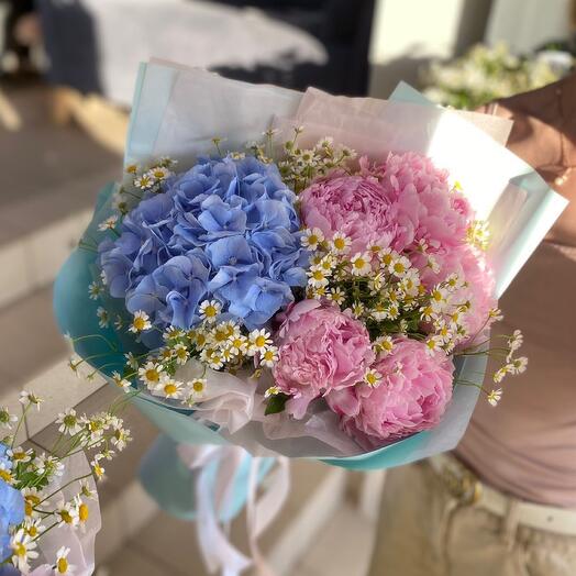 Нежнейший букет из пионов и гортензии в обрамлении милейших ромашек💕
