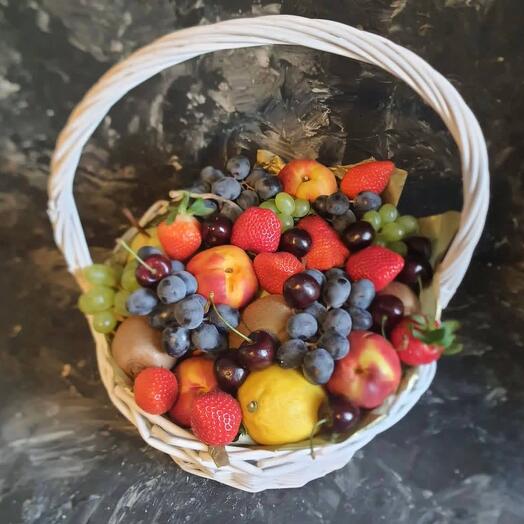 Корзина с сезонными фруктами