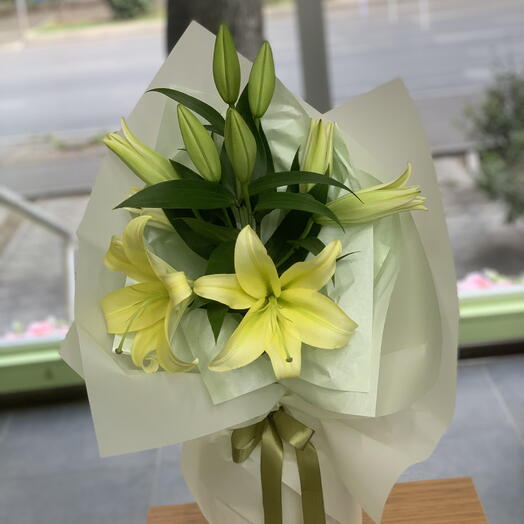 Lemon lily bouquet