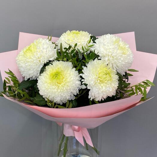 Букет из одноголовых хризантем и фисташки в упаковке