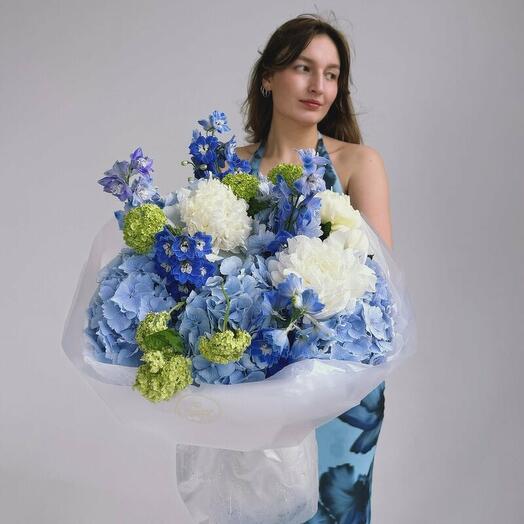 Букет с пионами, дельфиниумом и гортензиями "PURE OCEAN"