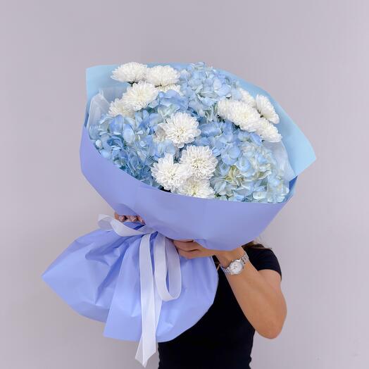 Букет из гортензий и хризантем