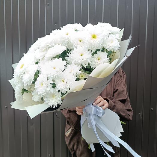 Букет из белых кустовых хризантем