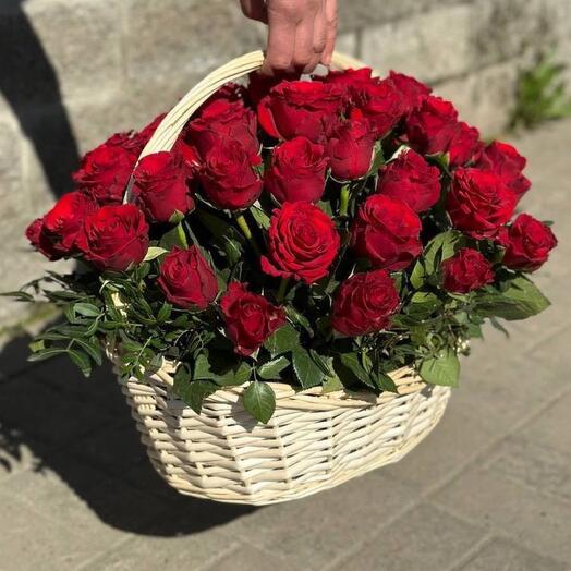 Корзина с красными розами и декоративной зеленью