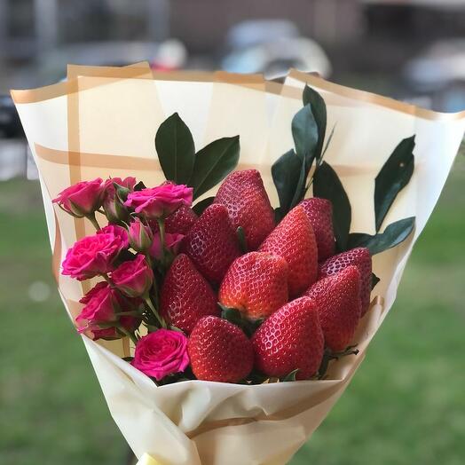 Букет из свежей клубники и цветов