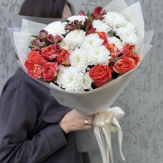 Кустовые розы с альстромериями 💞