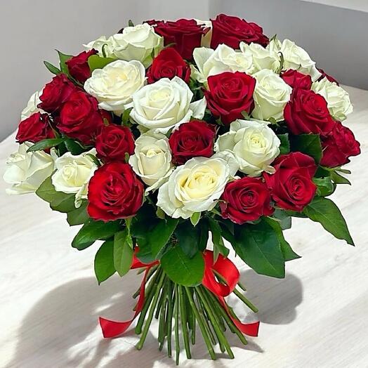 Букет из  55 красных и белых роз